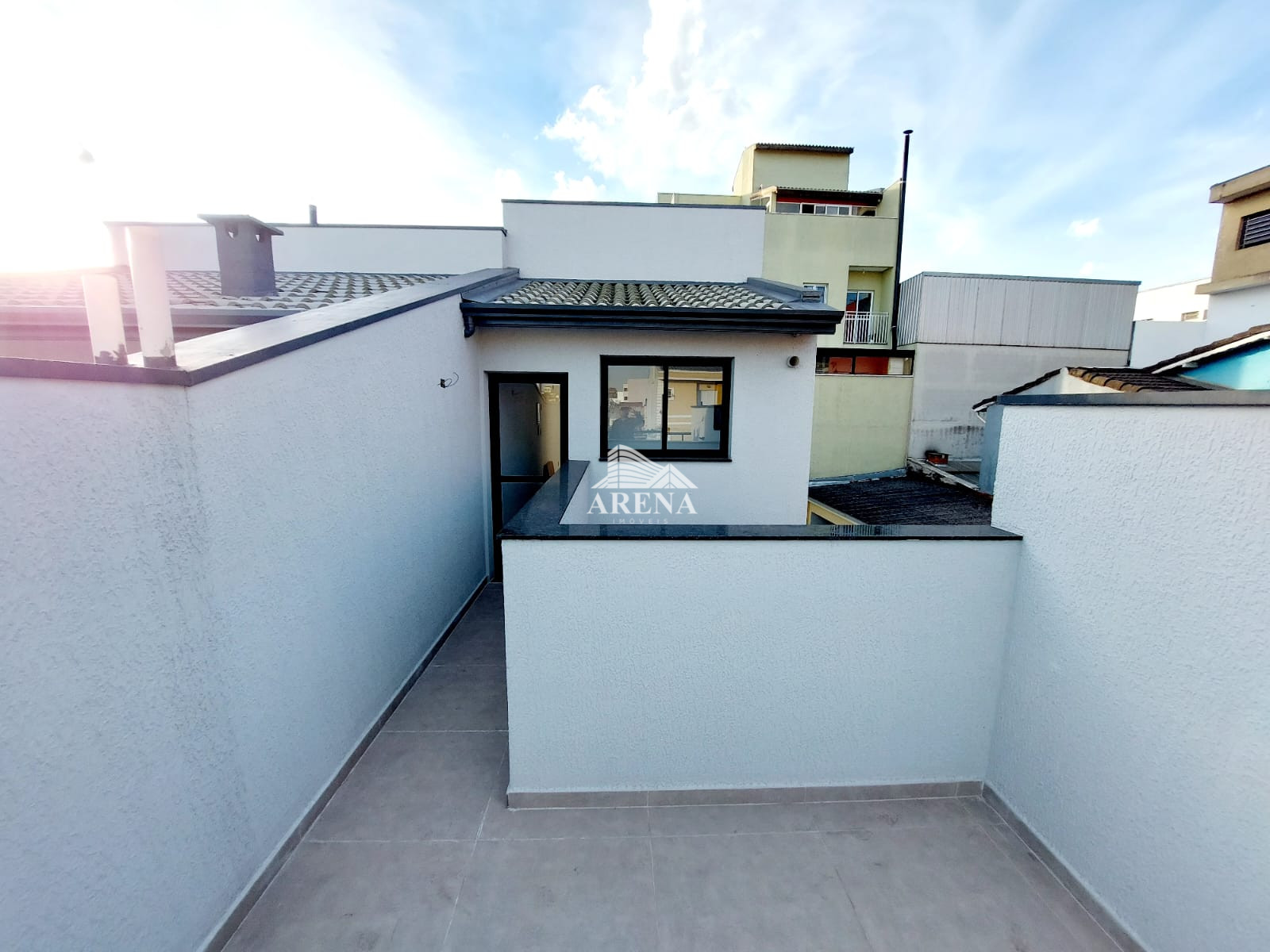 SOBRADO COM 3 DORMS, 2 VAGAS E ÁREA GOURMET