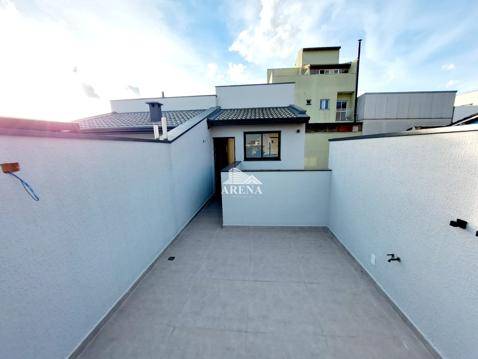 SOBRADO COM 3 DORMS, 2 VAGAS E ÁREA GOURMET