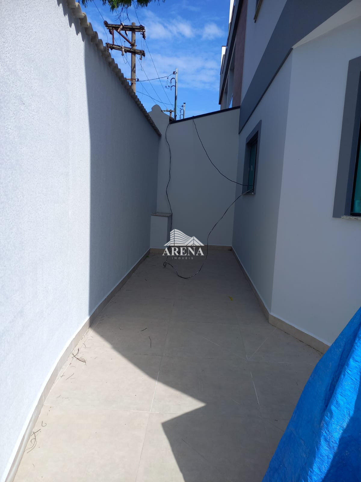Sobrado triplex no Pq Jaçatuba/Curuçá com 2 suítes.