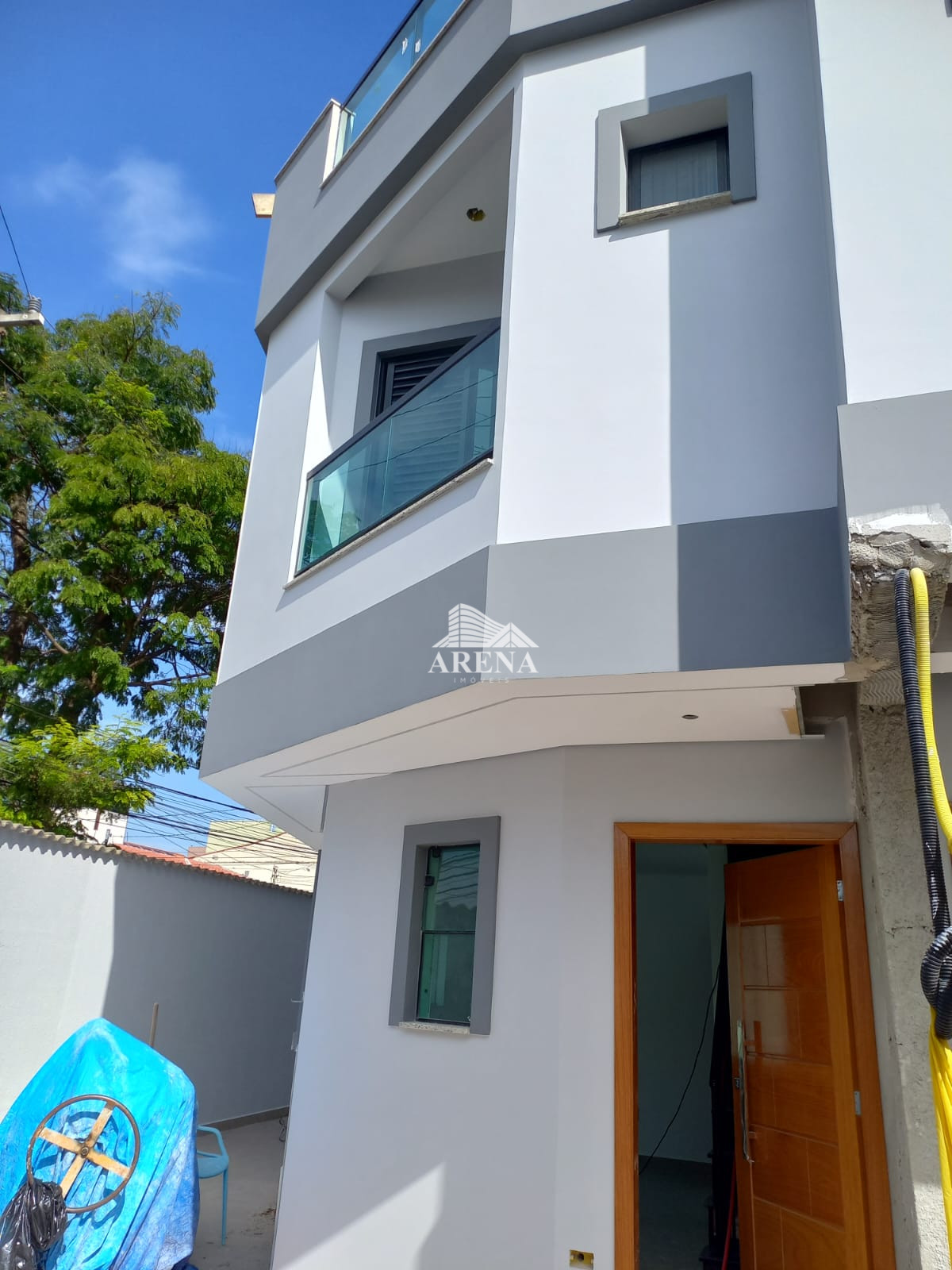 Sobrado triplex no Pq Jaçatuba/Curuçá com 2 suítes.