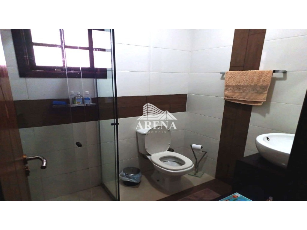 Casa assobradada na Vila Humaitá com 2 dormitórios, sendo 1 suíte. Sótão grande com escritório e ofi