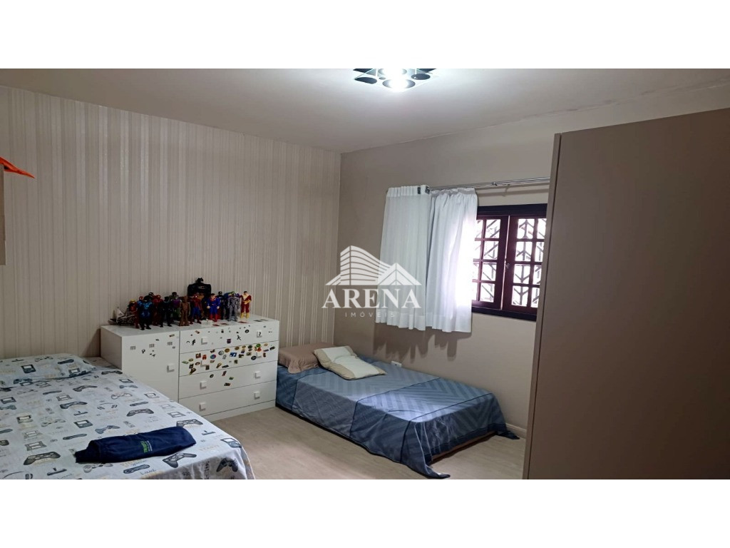 Casa assobradada na Vila Humaitá com 2 dormitórios, sendo 1 suíte. Sótão grande com escritório e ofi