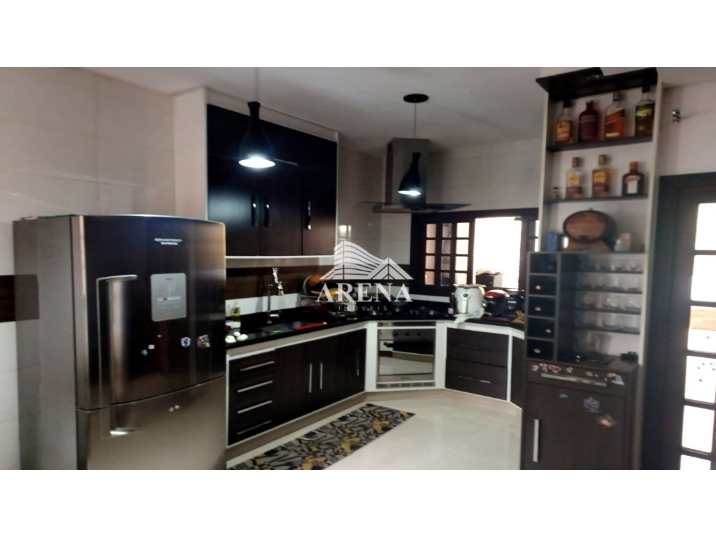 Casa assobradada na Vila Humaitá com 2 dormitórios, sendo 1 suíte. Sótão grande com escritório e ofi