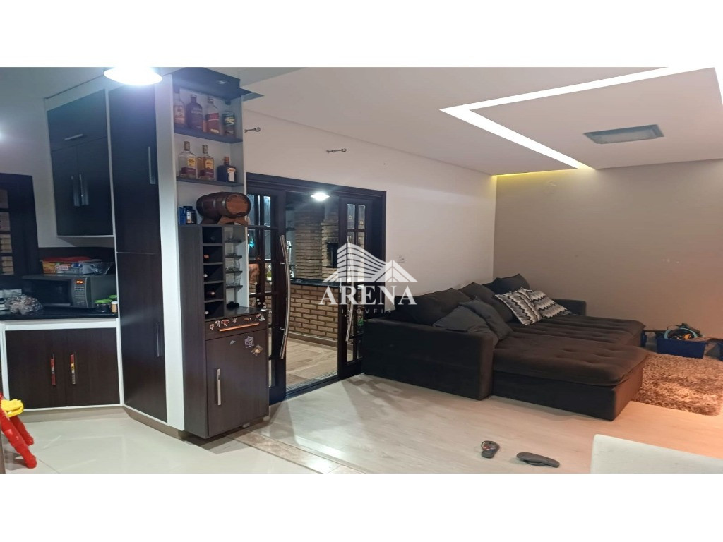 Casa assobradada na Vila Humaitá com 2 dormitórios, sendo 1 suíte. Sótão grande com escritório e ofi