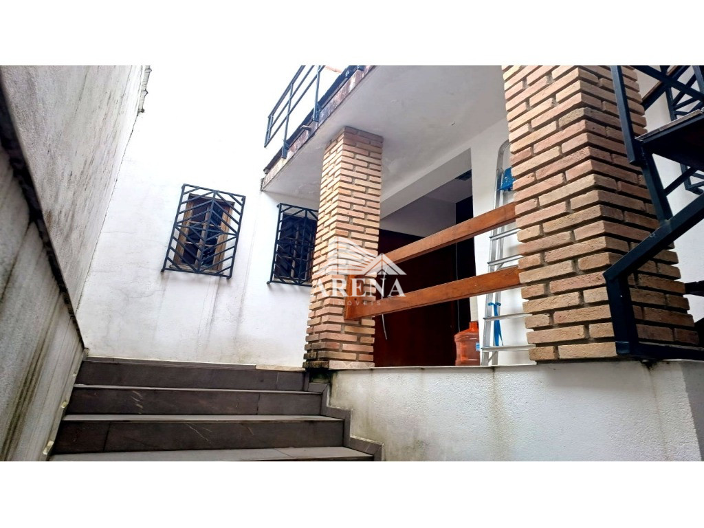 Casa assobradada na Vila Humaitá com 2 dormitórios, sendo 1 suíte. Sótão grande com escritório e ofi