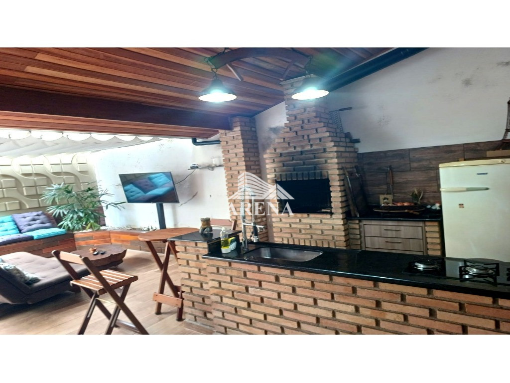 Casa assobradada na Vila Humaitá com 2 dormitórios, sendo 1 suíte. Sótão grande com escritório e ofi