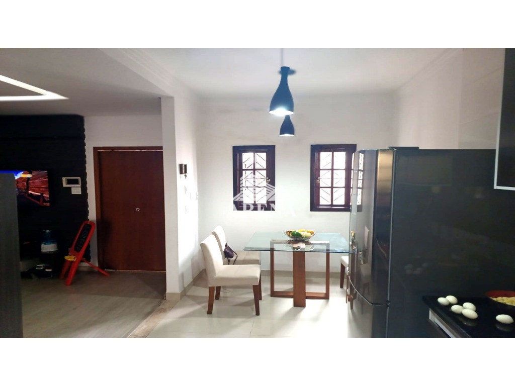 Casa assobradada na Vila Humaitá com 2 dormitórios, sendo 1 suíte. Sótão grande com escritório e ofi