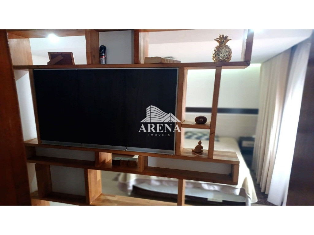 Casa assobradada na Vila Humaitá com 2 dormitórios, sendo 1 suíte. Sótão grande com escritório e ofi