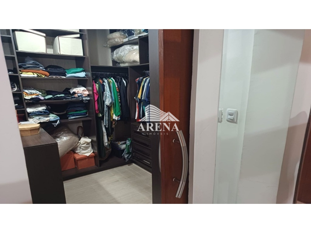 Casa assobradada na Vila Humaitá com 2 dormitórios, sendo 1 suíte. Sótão grande com escritório e ofi