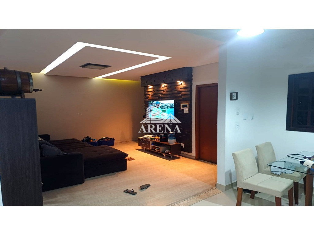 Casa assobradada na Vila Humaitá com 2 dormitórios, sendo 1 suíte. Sótão grande com escritório e ofi