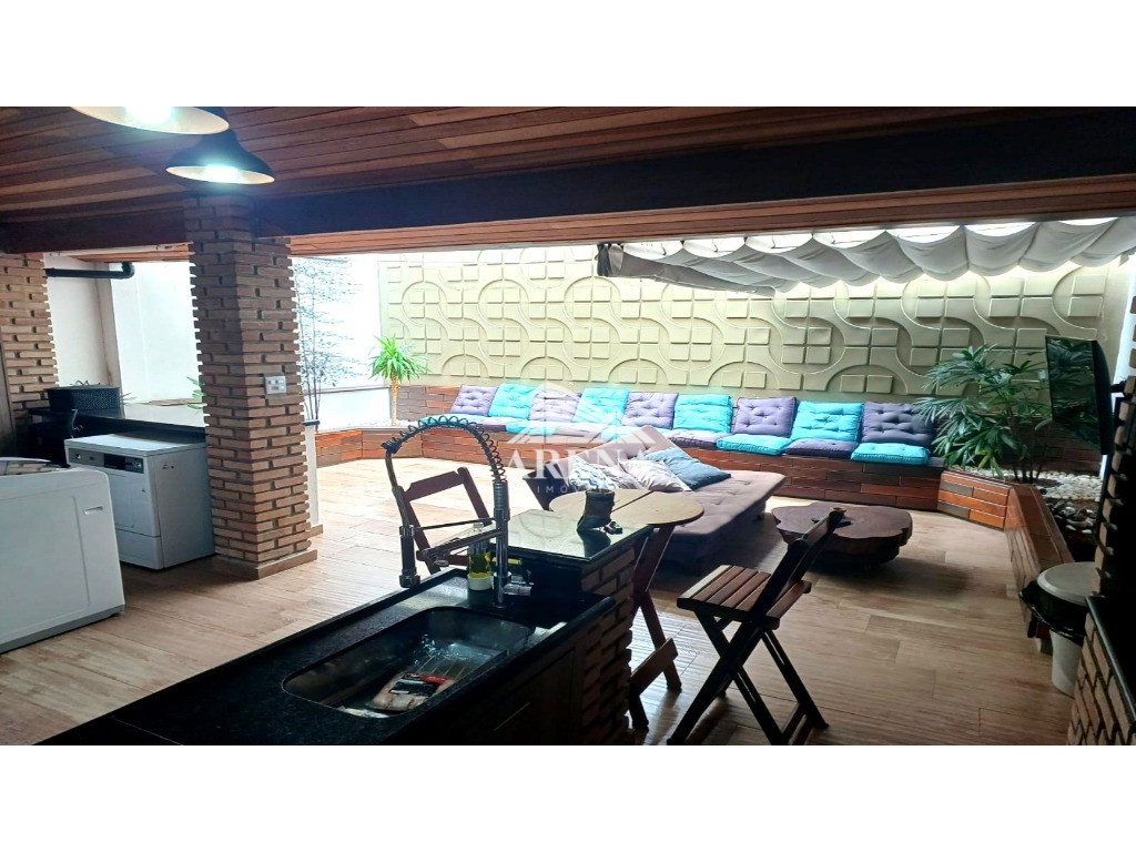 Casa assobradada na Vila Humaitá com 2 dormitórios, sendo 1 suíte. Sótão grande com escritório e ofi