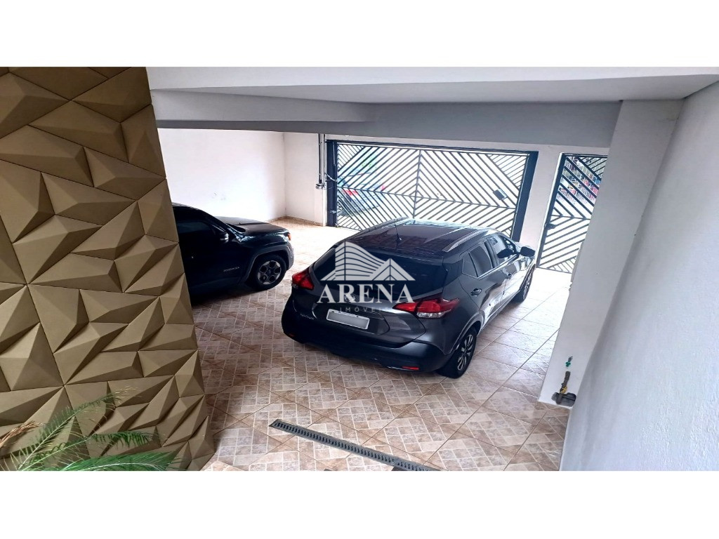 Casa assobradada na Vila Humaitá com 2 dormitórios, sendo 1 suíte. Sótão grande com escritório e ofi