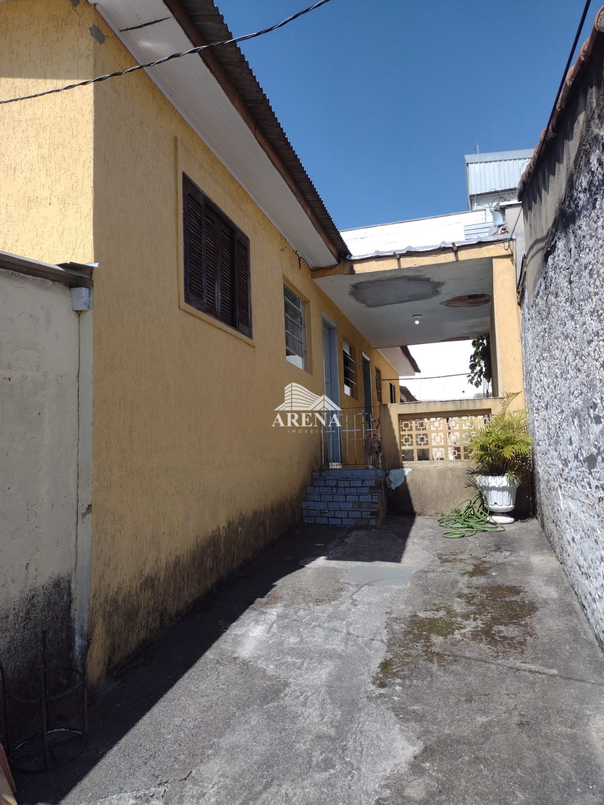 Sobrado com 3 dormitórios no Bairro Sta Maria mais casa com 2 dormitórios nos fundos.