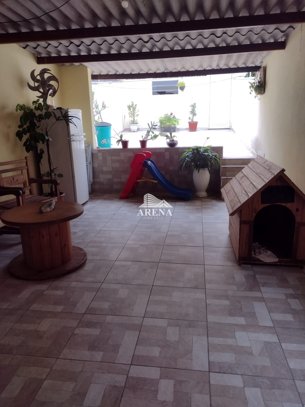 Sobrado com 3 dormitórios no Bairro Sta Maria mais casa com 2 dormitórios nos fundos.