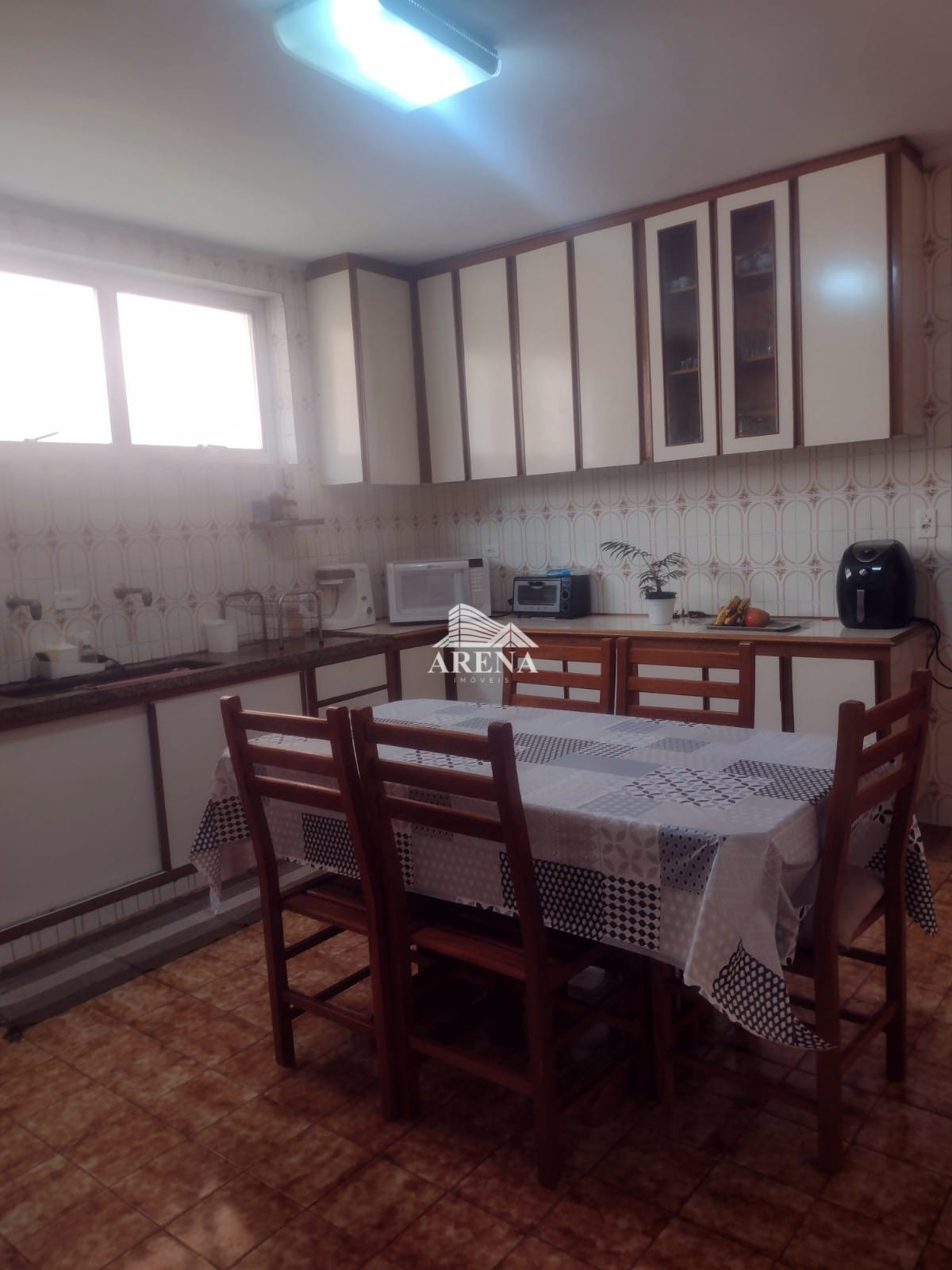 Sobrado com 3 dormitórios no Bairro Sta Maria mais casa com 2 dormitórios nos fundos.