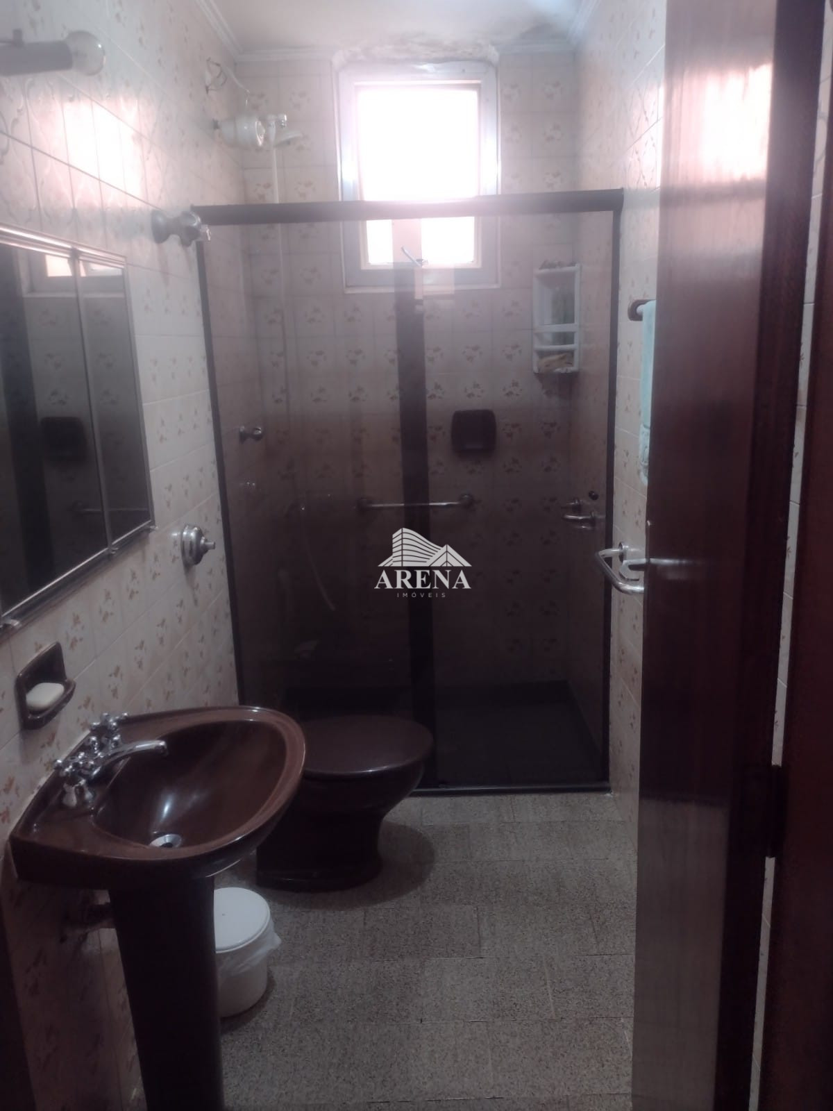 Sobrado com 3 dormitórios no Bairro Sta Maria mais casa com 2 dormitórios nos fundos.