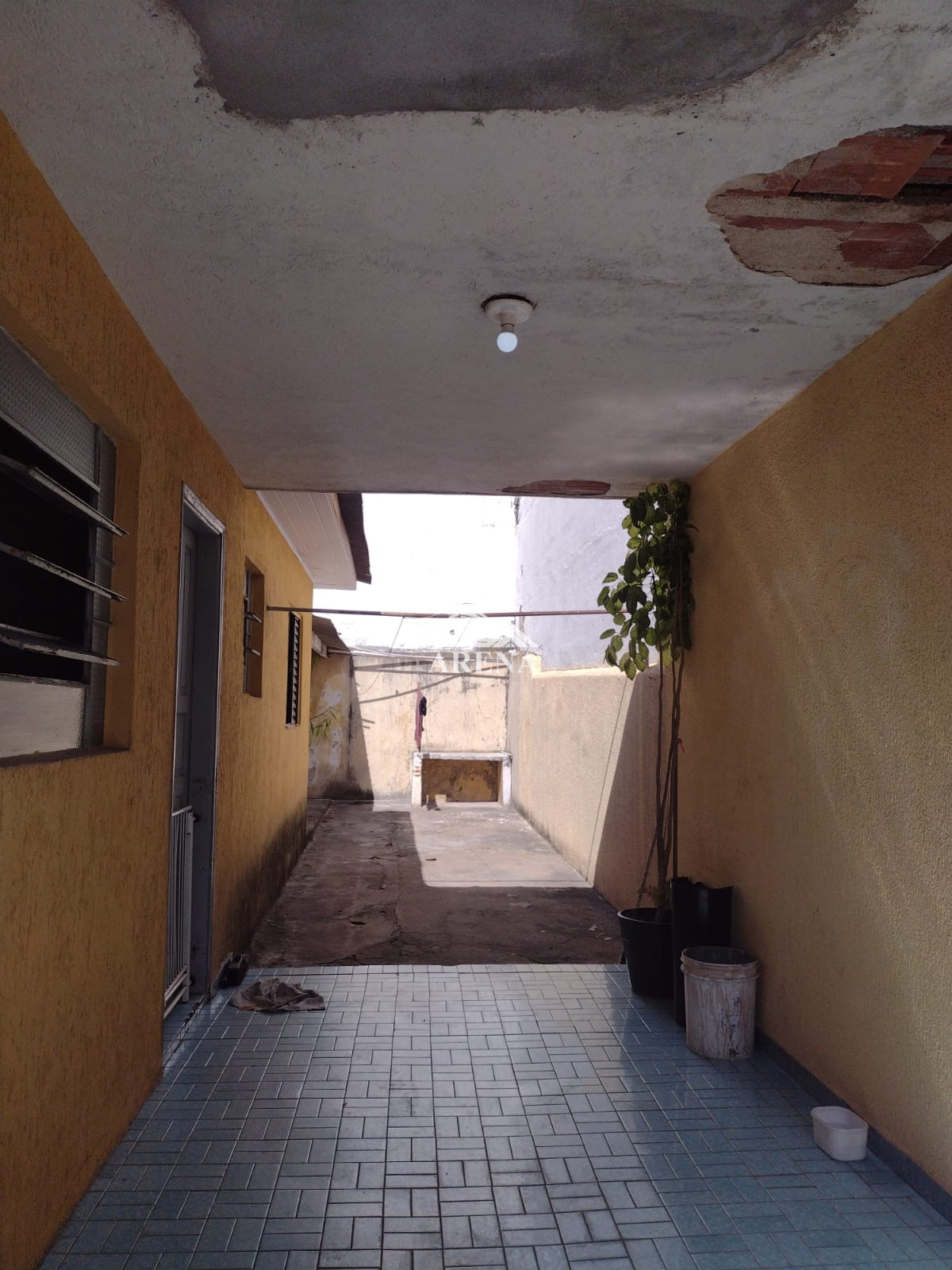 Sobrado com 3 dormitórios no Bairro Sta Maria mais casa com 2 dormitórios nos fundos.