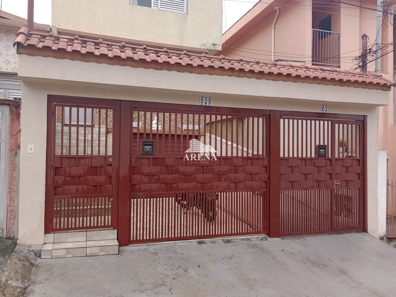 Sobrado com 3 dormitórios no Bairro Sta Maria mais casa com 2 dormitórios nos fundos.