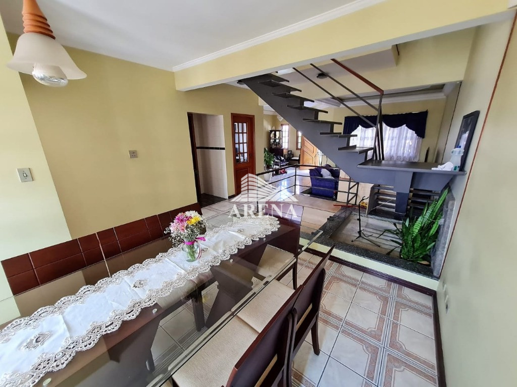 Sobrado cinematográfico  com 4 dormitórios ( 2 suíte: 1 com terraço, closet  e hidromassagem), sala 