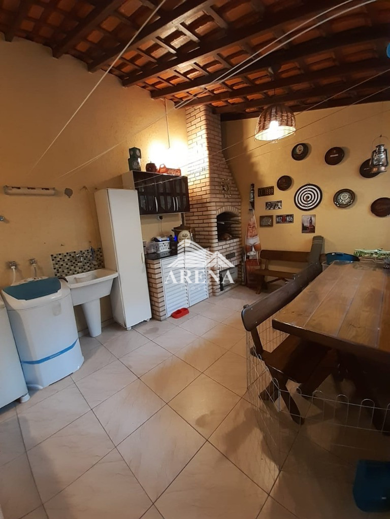 Lindo sobrado, parte inferior garagem para de 6 a 8 carros, pegando quase toda extensão da casa no s