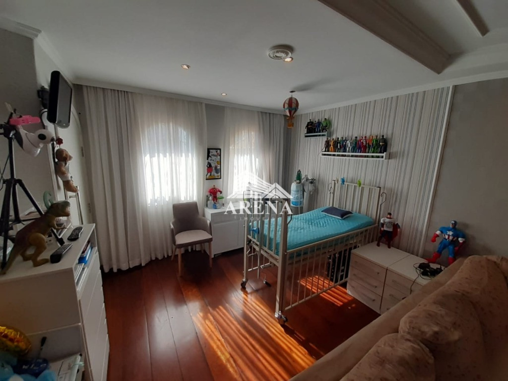 Lindo sobrado, parte inferior garagem para de 6 a 8 carros, pegando quase toda extensão da casa no s