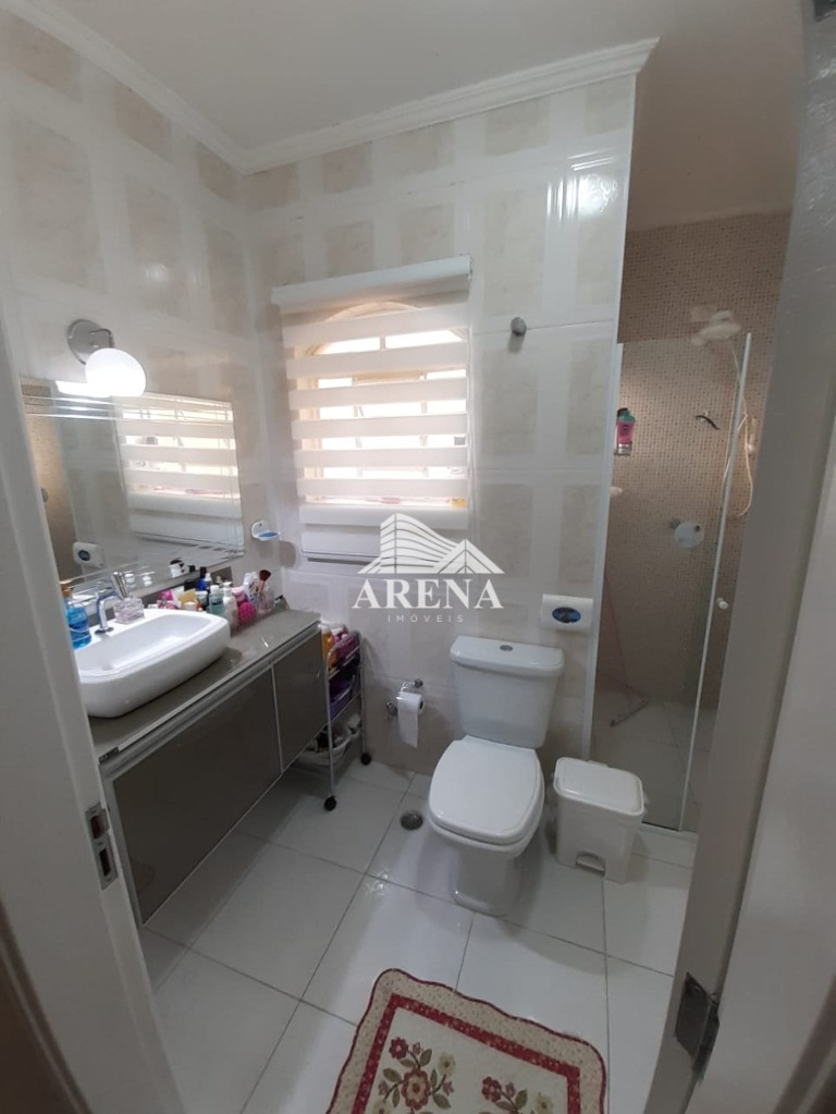 Lindo sobrado, parte inferior garagem para de 6 a 8 carros, pegando quase toda extensão da casa no s