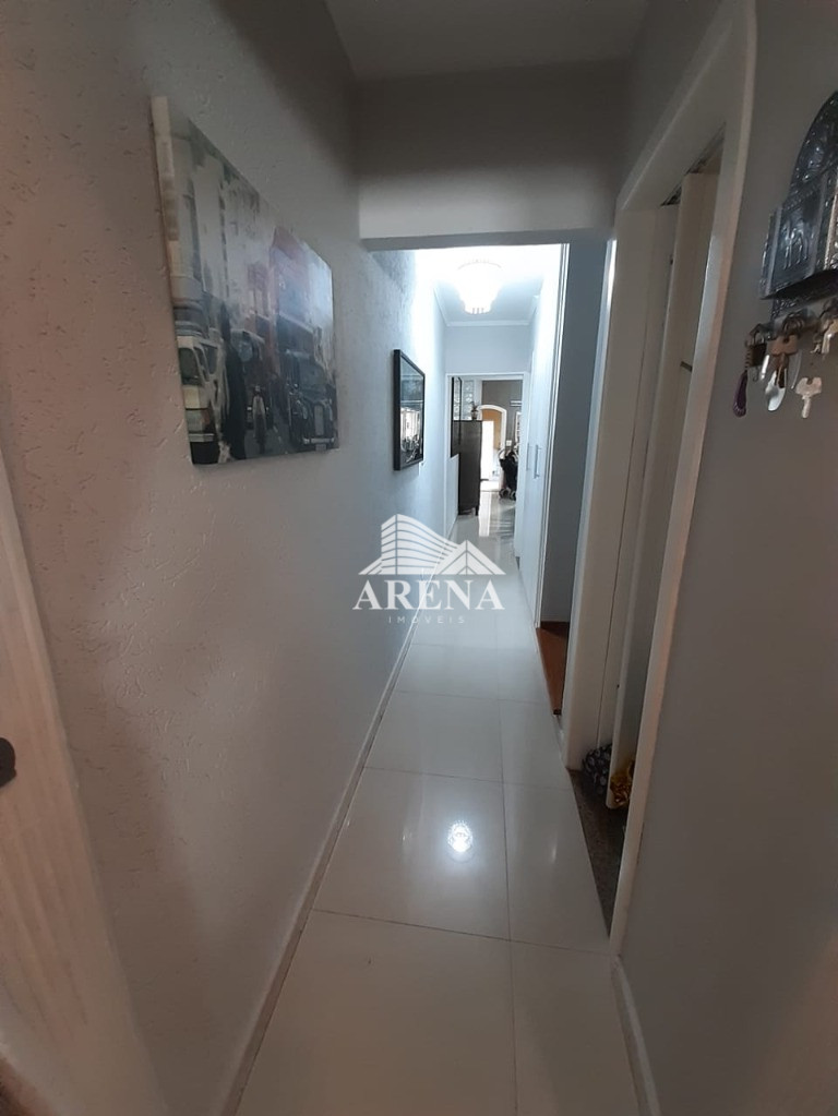 Lindo sobrado, parte inferior garagem para de 6 a 8 carros, pegando quase toda extensão da casa no s