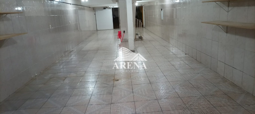 Lindo sobrado, parte inferior garagem para de 6 a 8 carros, pegando quase toda extensão da casa no s