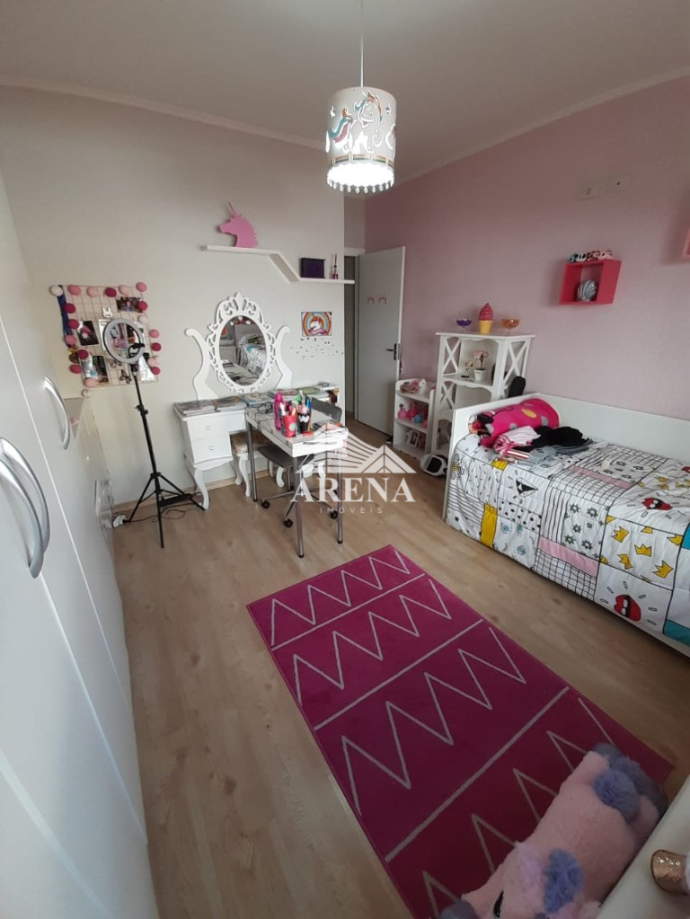 Lindo sobrado, parte inferior garagem para de 6 a 8 carros, pegando quase toda extensão da casa no s