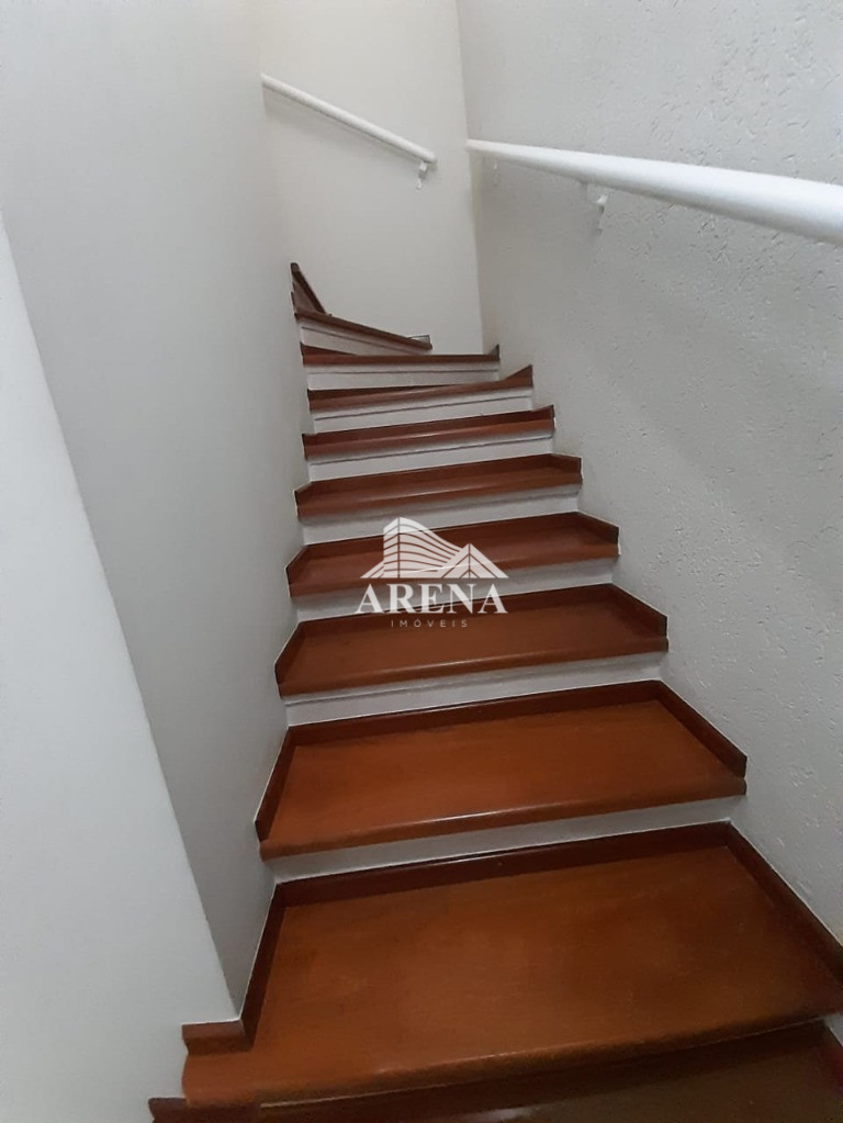 Lindo sobrado, parte inferior garagem para de 6 a 8 carros, pegando quase toda extensão da casa no s