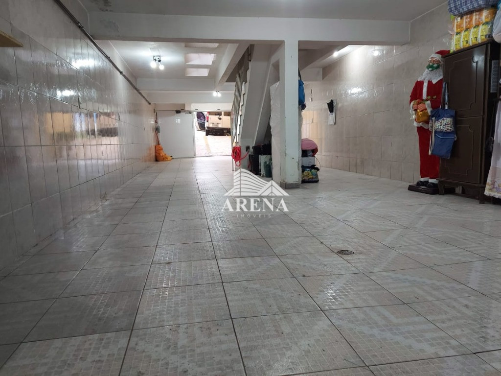 Lindo sobrado, parte inferior garagem para de 6 a 8 carros, pegando quase toda extensão da casa no s