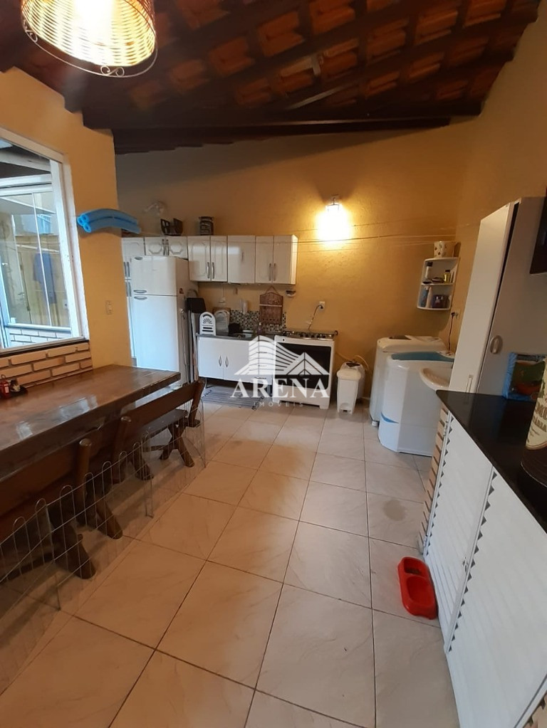 Lindo sobrado, parte inferior garagem para de 6 a 8 carros, pegando quase toda extensão da casa no s