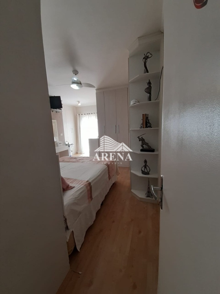 Lindo sobrado, parte inferior garagem para de 6 a 8 carros, pegando quase toda extensão da casa no s