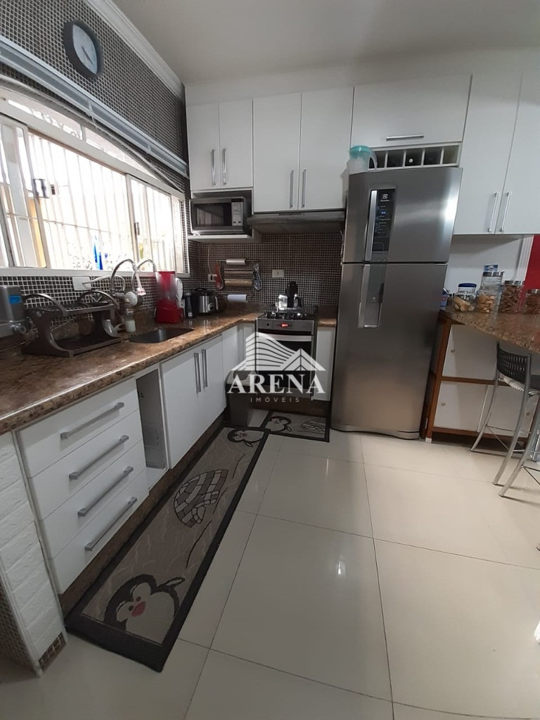 Lindo sobrado, parte inferior garagem para de 6 a 8 carros, pegando quase toda extensão da casa no s