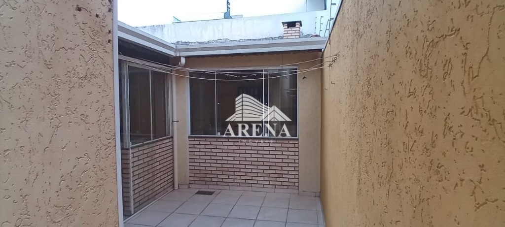 Lindo sobrado, parte inferior garagem para de 6 a 8 carros, pegando quase toda extensão da casa no s