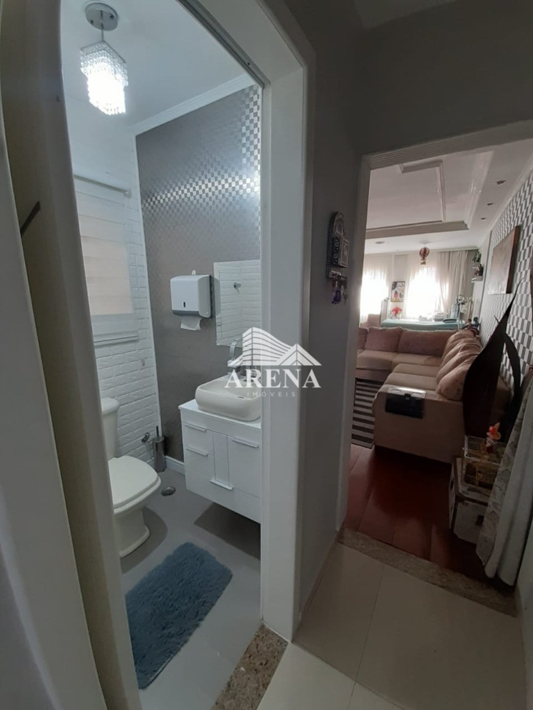 Lindo sobrado, parte inferior garagem para de 6 a 8 carros, pegando quase toda extensão da casa no s