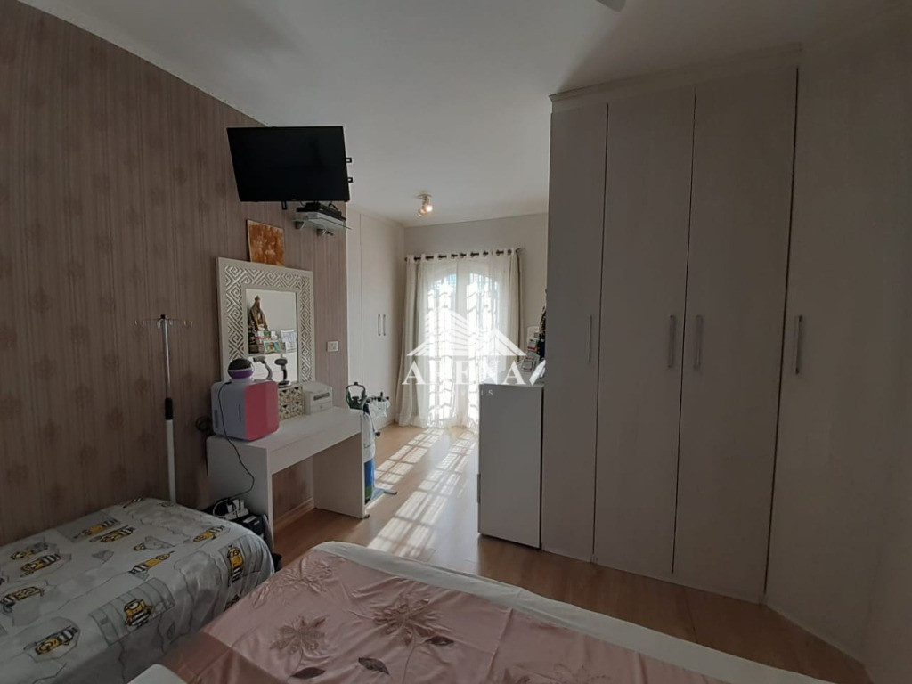 Lindo sobrado, parte inferior garagem para de 6 a 8 carros, pegando quase toda extensão da casa no s