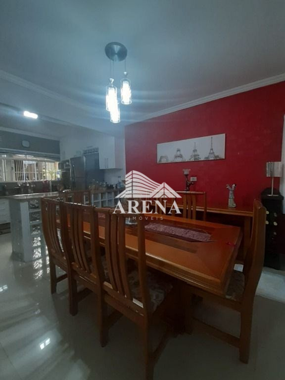 Lindo sobrado, parte inferior garagem para de 6 a 8 carros, pegando quase toda extensão da casa no s