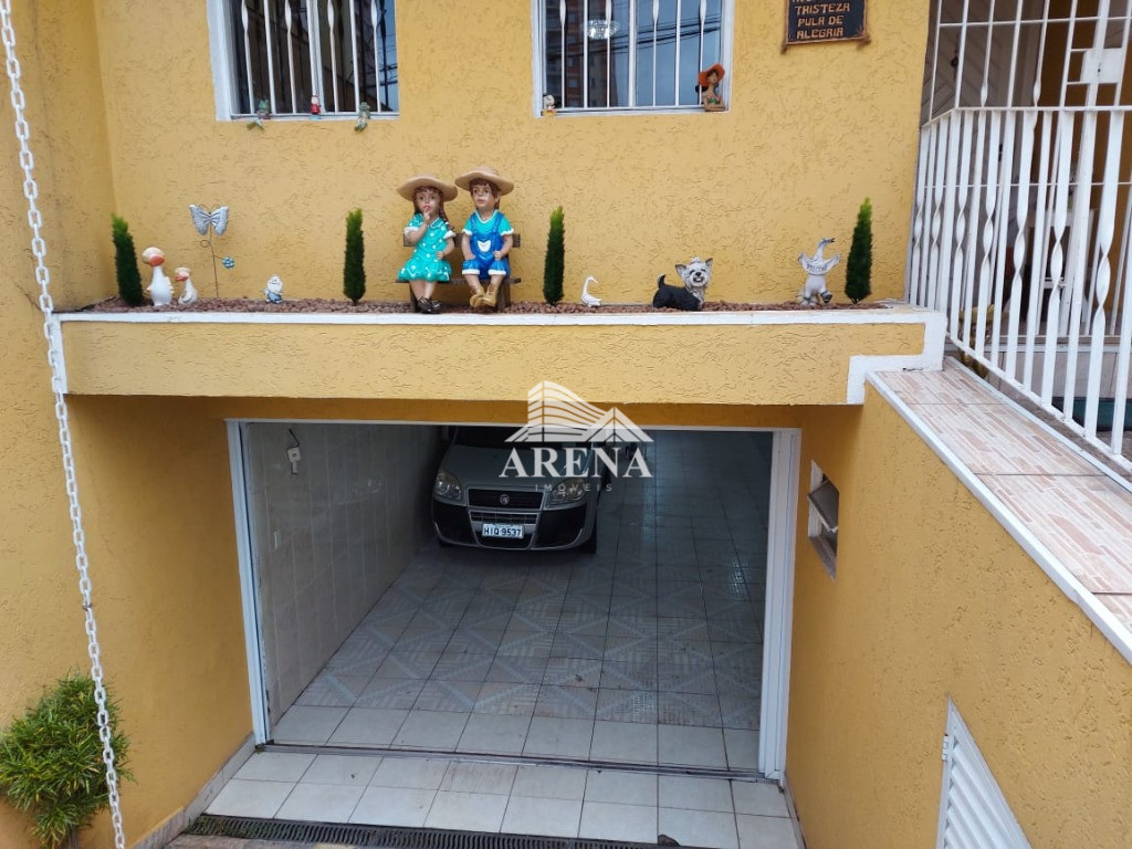 Lindo sobrado, parte inferior garagem para de 6 a 8 carros, pegando quase toda extensão da casa no s