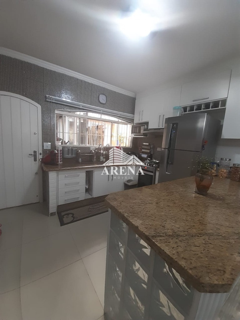 Lindo sobrado, parte inferior garagem para de 6 a 8 carros, pegando quase toda extensão da casa no s