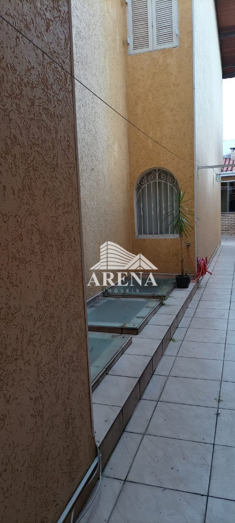 Lindo sobrado, parte inferior garagem para de 6 a 8 carros, pegando quase toda extensão da casa no s