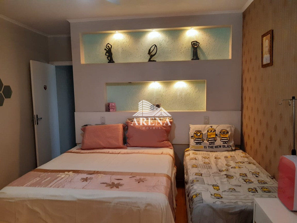 Lindo sobrado, parte inferior garagem para de 6 a 8 carros, pegando quase toda extensão da casa no s