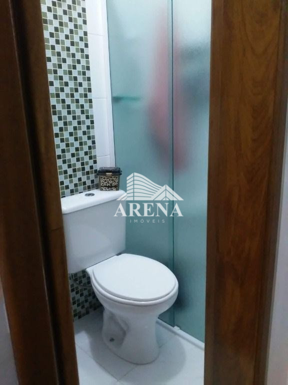 Belo sobrado com 3 quartos (1 suíte), sala, 3 banheiros, lavanderia, área para churrasco,área de luz