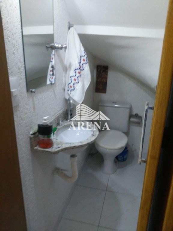 Belo sobrado com 3 quartos (1 suíte), sala, 3 banheiros, lavanderia, área para churrasco,área de luz