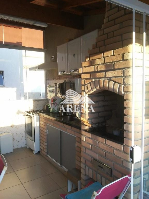 Belo sobrado com 3 quartos (1 suíte), sala, 3 banheiros, lavanderia, área para churrasco,área de luz