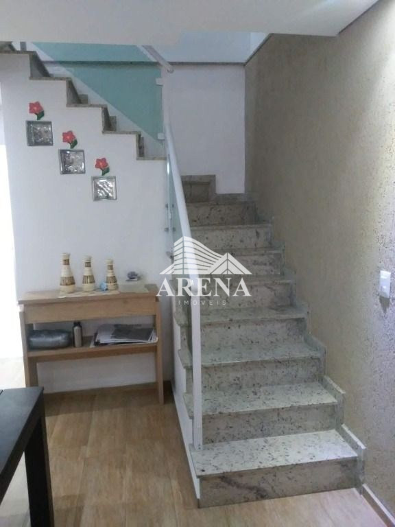 Belo sobrado com 3 quartos (1 suíte), sala, 3 banheiros, lavanderia, área para churrasco,área de luz