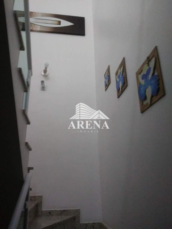 Belo sobrado com 3 quartos (1 suíte), sala, 3 banheiros, lavanderia, área para churrasco,área de luz