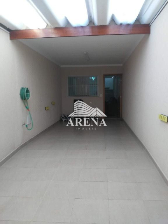 Belo sobrado com 3 quartos (1 suíte), sala, 3 banheiros, lavanderia, área para churrasco,área de luz