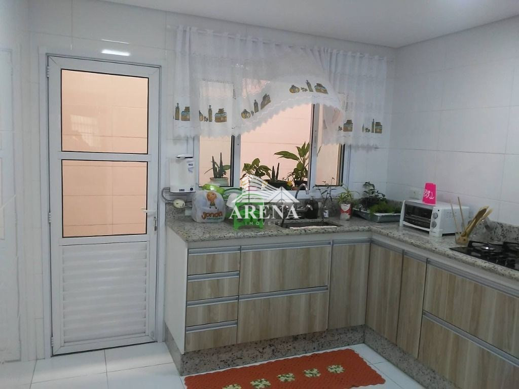 Belo sobrado com 3 quartos (1 suíte), sala, 3 banheiros, lavanderia, área para churrasco,área de luz