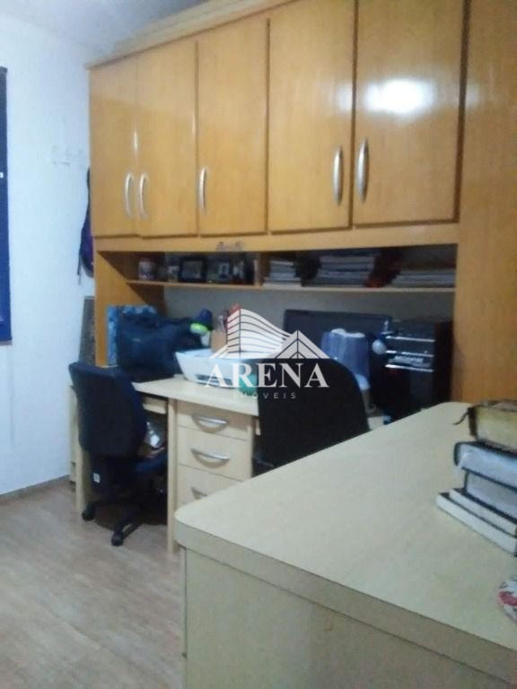 Belo sobrado com 3 quartos (1 suíte), sala, 3 banheiros, lavanderia, área para churrasco,área de luz